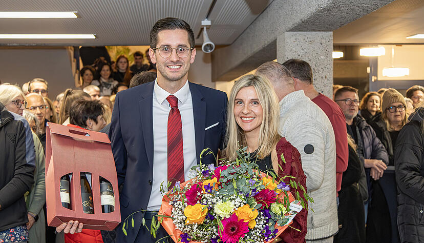 Der strahlende Sieger Pascal Bopp mit Ehefrau Carolin. Zahlreiche Bürger kamen ins Rathausfoyer, um dem neuen Bürgermeister zu gratulieren. Der strahlende Sieger Pascal Bopp mit Ehefrau Carolin. Zahlreiche Bürger kamen ins Rathausfoyer, um dem neuen Bürgermeister zu gratulieren.