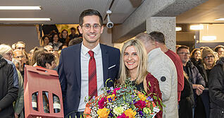 Der strahlende Sieger Pascal Bopp mit Ehefrau Carolin. Zahlreiche Bürger kamen ins Rathausfoyer, um dem neuen Bürgermeister zu gratulieren.