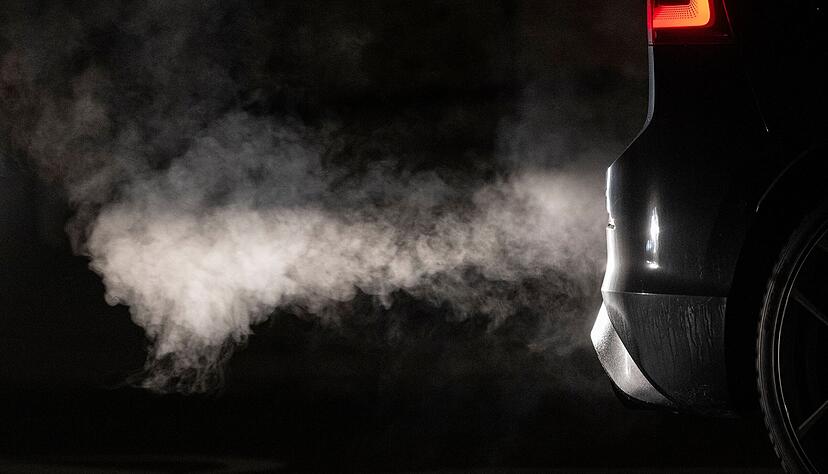 Ab 2035 sollen in der EU nur noch Autos zugelassen werden, die keine Emissionen ausstoßen. Die EU-Kommission könnte von diesem Plan nun abweichen. Ab 2035 sollen in der EU nur noch Autos zugelassen werden, die keine Emissionen ausstoßen. Die EU-Kommission könnte von diesem Plan nun abweichen.