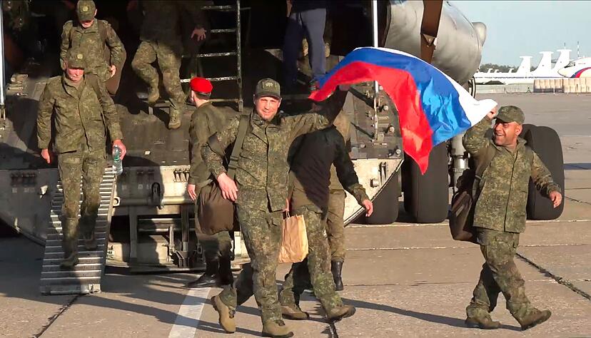 Russland und die Ukraine haben jeweils 1.000 Gefangene freigelassen. Russland und die Ukraine haben jeweils 1.000 Gefangene freigelassen.