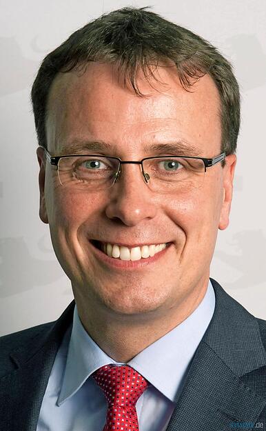 DVolker Schebesta gehört zu den Nachwuchshoffnungen der CDU in Südbaden. Der 44-Jährige aus Offenburg kam 2001 in den Landtag, zuletzt war er stellvertretender Vorsitzender der Landtagsfraktion. Fünf Jahre war er bildungspolitischer Sprecher. Der künftige Staatssekretär im Kultusministerium ist verheiratet und hat vier Kinder. DVolker Schebesta gehört zu den Nachwuchshoffnungen der CDU in Südbaden. Der 44-Jährige aus Offenburg kam 2001 in den Landtag, zuletzt war er stellvertretender Vorsitzender der Landtagsfraktion. Fünf Jahre war er bildungspolitischer Sprecher. Der künftige Staatssekretär im Kultusministerium ist verheiratet und hat vier Kinder.