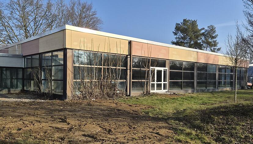 Das alte, stillgelegte Hallenbad soll in den Sommerferien abgerissen werden. An seiner Stelle entsteht ein Neubau f&uuml;r die Eichbottschule.