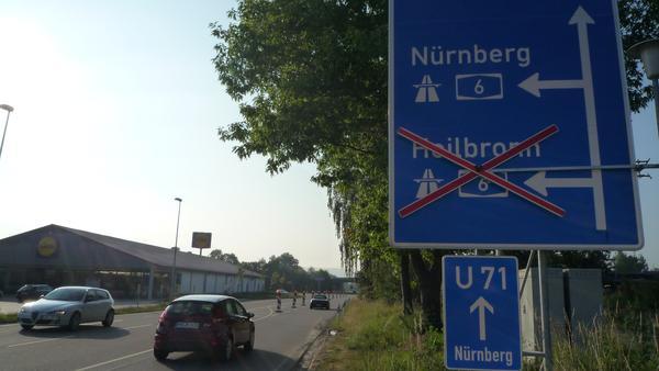 Baustelle A6: ab sofort werden die Straßenschäden zwischen dem Autobahnkreuz Weinsberg und der Anschlussstelle Bretzfeld beseitigt. Baustelle A6: ab sofort werden die Straßenschäden zwischen dem Autobahnkreuz Weinsberg und der Anschlussstelle Bretzfeld beseitigt.