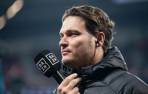 Dortmunds Trainer Edin Terzic hält bei einem Interview ein DAZN-Mikrofon in der Hand. Dortmunds Trainer Edin Terzic hält bei einem Interview ein DAZN-Mikrofon in der Hand.