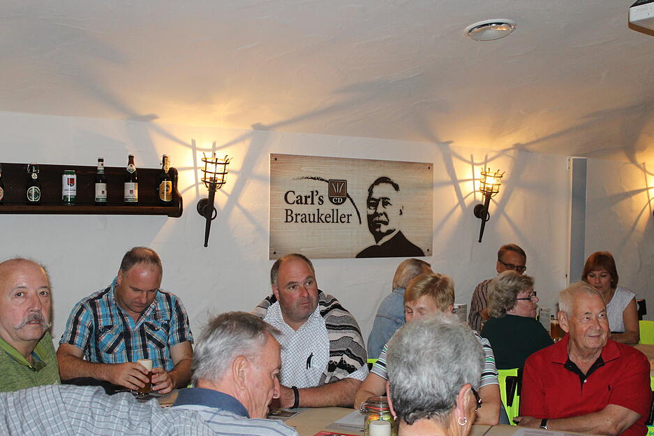 In Carls Bierkeller treffen sich Teilnehmer zu warmem Vesper...
