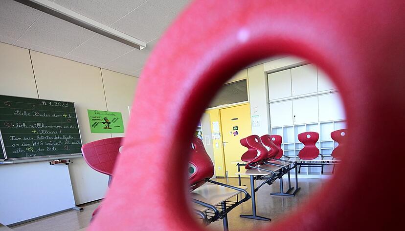 St&uuml;hle sind in einem Klassenzimmer einer Grundschule in Stuttgart auf den Tischen aufgereiht.