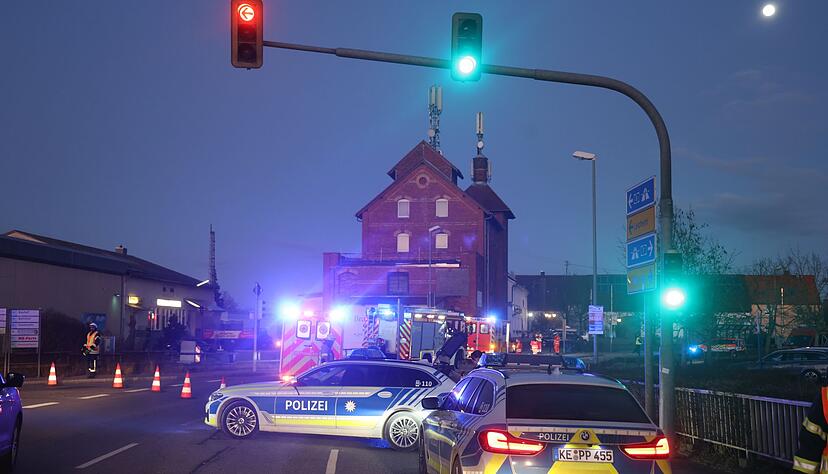 In Nersingen erfasst ein Auto drei Menschen. Ein Notarzt wird mit dem Hubschrauber zum Einsatzort gebracht.