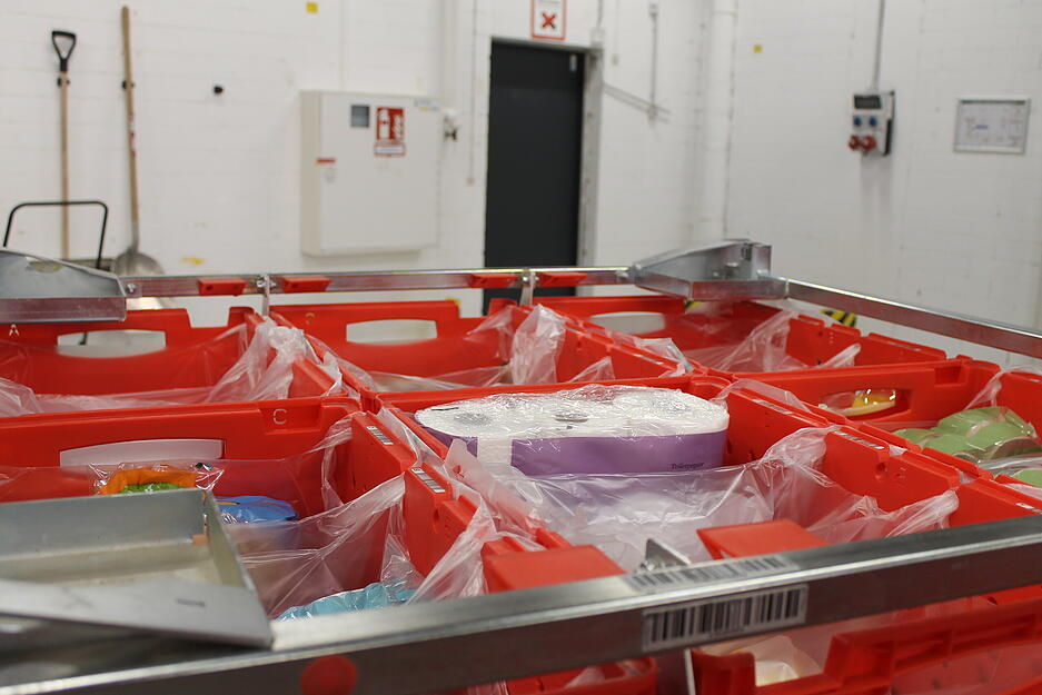 Frische Lebensmittel werden in zentralen Logistikzentren für Kundenbestellungen vorbereitet. Frische Lebensmittel werden in zentralen Logistikzentren für Kundenbestellungen vorbereitet.