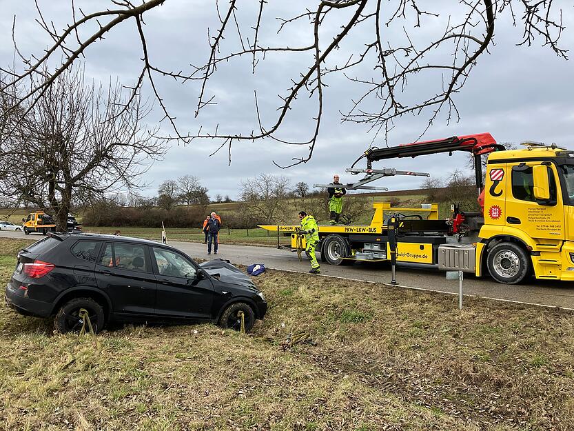 Die Polizei sperrte die Landstra&szlig;e nach einem Unfall vor&uuml;bergehend vollst&auml;ndig.