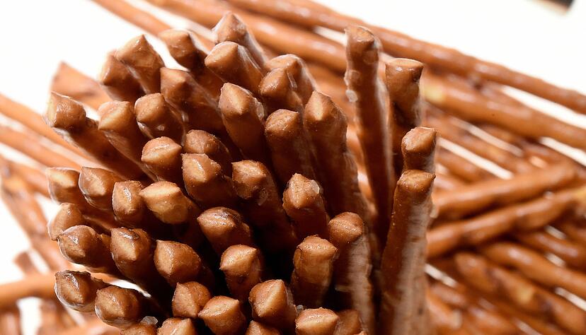 Salzstangen sind ein beliebter Knabberspa&szlig;. &laquo;&Ouml;ko-Test&raquo; kritisiert aber in einigen der untersuchten Produkte den erh&ouml;hten Acrylamidgehalt.