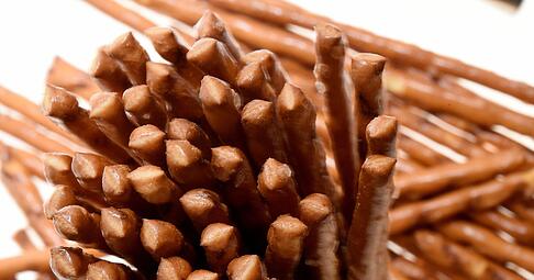 Salzstangen sind ein beliebter Knabberspa&szlig;. &laquo;&Ouml;ko-Test&raquo; kritisiert aber in einigen der untersuchten Produkte den erh&ouml;hten Acrylamidgehalt.