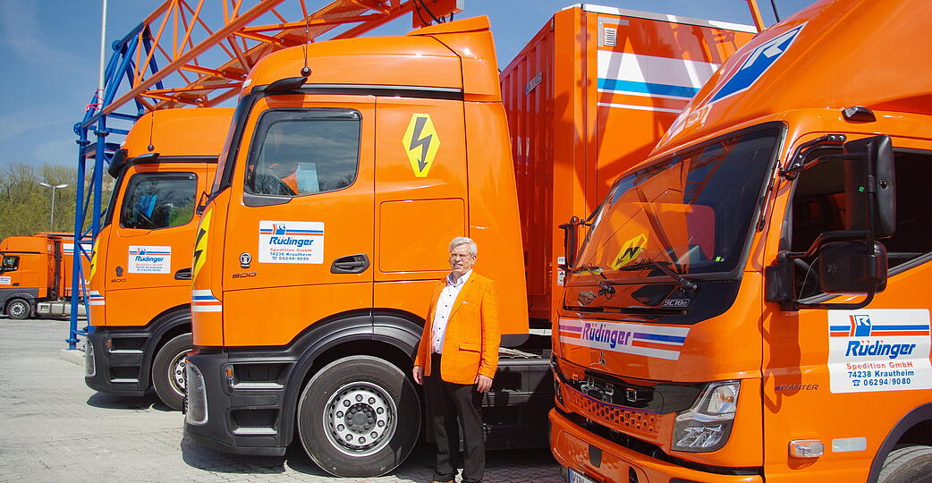Alles in Orange: Gesch&auml;ftsf&uuml;hrer Roland R&uuml;dinger investiert weiter in Elektro-Lkw.