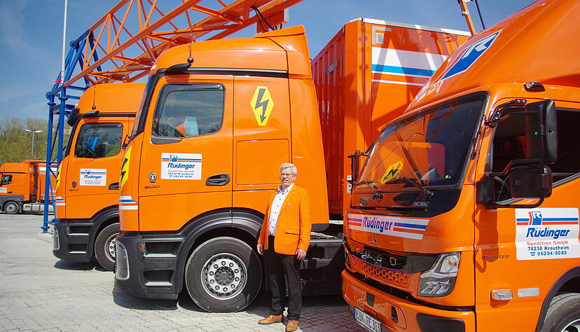 Alles in Orange: Gesch&auml;ftsf&uuml;hrer Roland R&uuml;dinger investiert weiter in Elektro-Lkw.