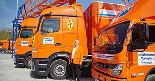 Alles in Orange: Gesch&auml;ftsf&uuml;hrer Roland R&uuml;dinger investiert weiter in Elektro-Lkw.
