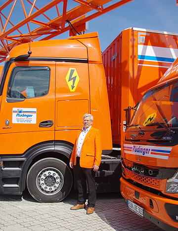 Alles in Orange: Gesch&auml;ftsf&uuml;hrer Roland R&uuml;dinger investiert weiter in Elektro-Lkw.