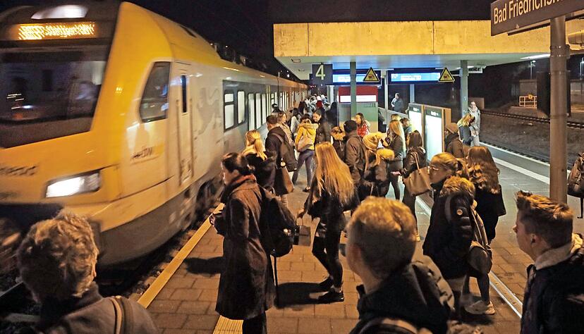 Ein Zug von Go-Ahead fährt in den Hauptbahnhof Bad Friedrichshall ein: Zum Start haben die neuen Betreiber in der Region mit Schwierigkeiten zu kämpfen. Foto: Archiv/Seidel Ein Zug von Go-Ahead fährt in den Hauptbahnhof Bad Friedrichshall ein: Zum Start haben die neuen Betreiber in der Region mit Schwierigkeiten zu kämpfen. Foto: Archiv/Seidel