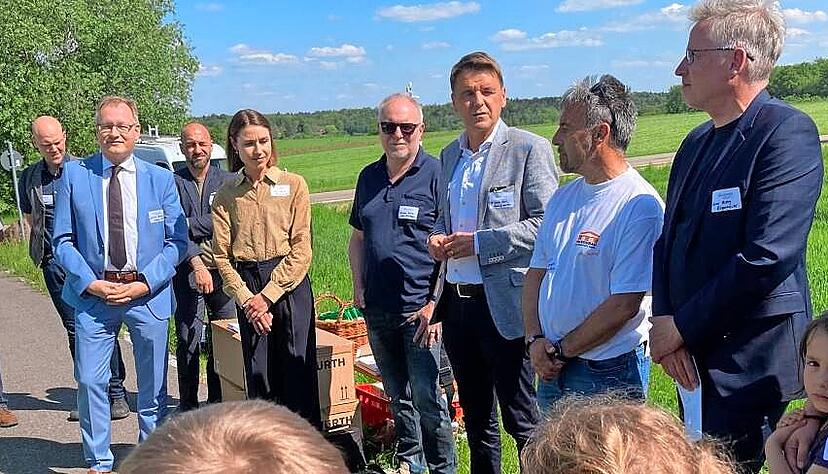 Maria Würth (Mitte) unterstützt wie ihre Großmutter das Wohnprojekt für beeinträchtigte Kinder, das am Ortsrand von Waldenburg entsteht. Maria Würth (Mitte) unterstützt wie ihre Großmutter das Wohnprojekt für beeinträchtigte Kinder, das am Ortsrand von Waldenburg entsteht.