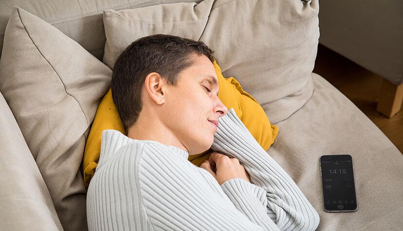 Wecker muss sein! Wer sich nach dem Mittagsschlaf nicht komplett überfahren fühlen will, sollte ihn zeitlich begrenzen. Wecker muss sein! Wer sich nach dem Mittagsschlaf nicht komplett überfahren fühlen will, sollte ihn zeitlich begrenzen.