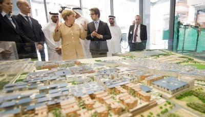 Bundeskanzlerin Angela Merkel betrachtet das Modell der CO2-freien Stadt Masdar City. Bundeskanzlerin Angela Merkel betrachtet das Modell der CO2-freien Stadt Masdar City.