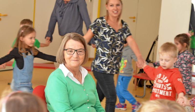 Ein letztes Mal badet Marta Engel quasi in der Fröhlichkeit "ihrer" Kinder im Kindergarten Regenbogen.
Foto: Stefanie Pfäffle Ein letztes Mal badet Marta Engel quasi in der Fröhlichkeit "ihrer" Kinder im Kindergarten Regenbogen.
Foto: Stefanie Pfäffle