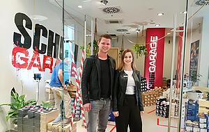 Johannes Nölscher und Alina Fischer vor der neuen Schuh Garage.
Foto: Kistner