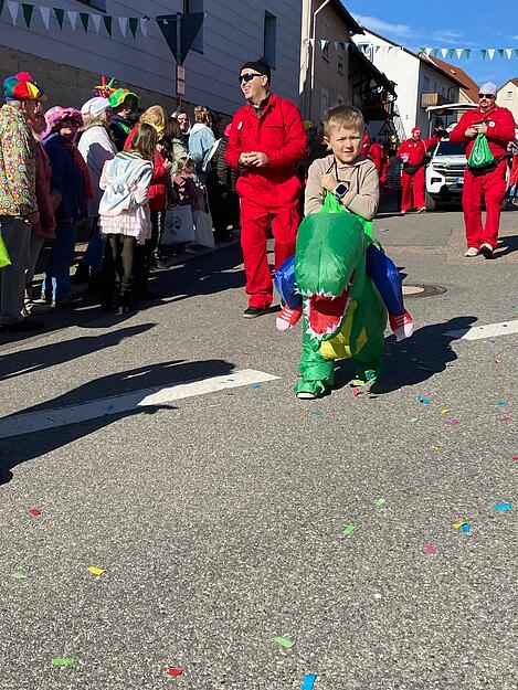 Strahlender Sonnenschein und ein wolkenloser, azurblauer Himmel sorgten f&uuml;r die perfekte Kulisse, um ausgelassen zu feiern und die bunte Parade in vollen Z&uuml;gen zu genie&szlig;en.