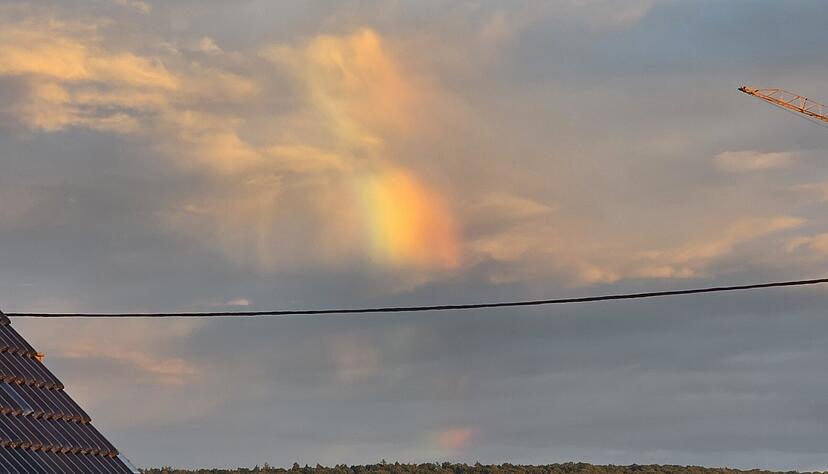 Die bunte Wolke entsteht ähnlich zu einem klassischen Regenbogen. Die bunte Wolke entsteht ähnlich zu einem klassischen Regenbogen.