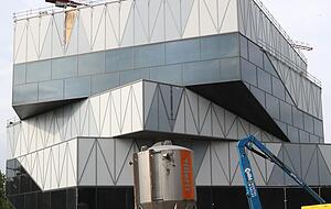 In  Spiralform geht es f&uuml;r Besucher im Innern entlang der dunklen Fassaden durch die Ausstellung.