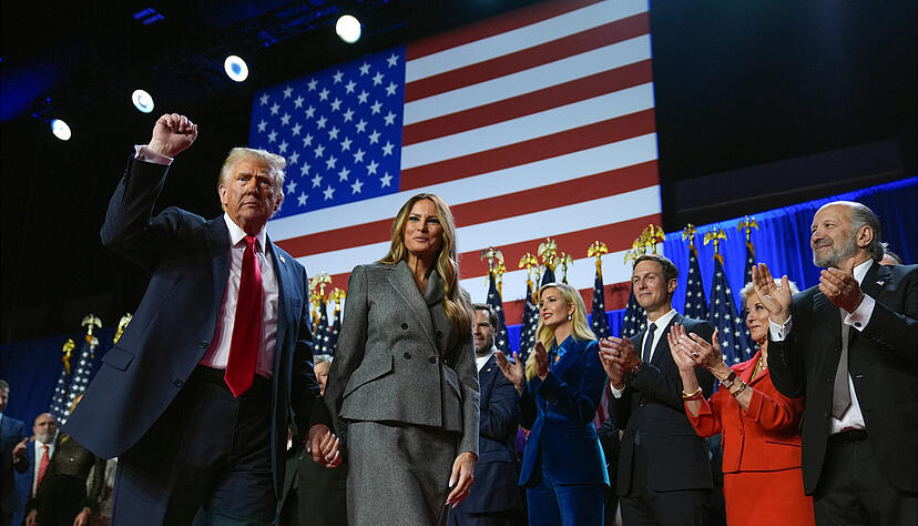 Der republikanische Präsidentschaftskandidat und frühere US-Präsidentschaftskandidat Donald Trump neben der ehemaligen First Lady Melania Trump bei der Wahlparty zu den US-Wahlen im Palm Beach Convention Center. Foto: Evan Vucci/AP/dpa Der republikanische Präsidentschaftskandidat und frühere US-Präsidentschaftskandidat Donald Trump neben der ehemaligen First Lady Melania Trump bei der Wahlparty zu den US-Wahlen im Palm Beach Convention Center. Foto: Evan Vucci/AP/dpa