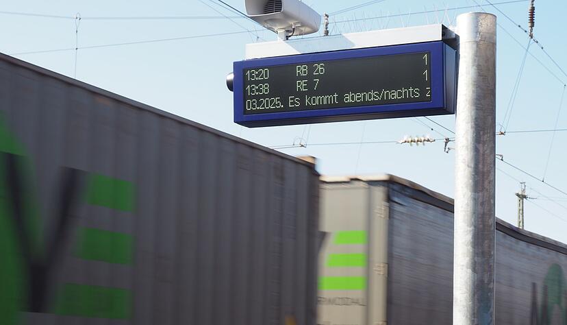 Eine neue Anzeigetafel informiert Reisende im badischen Emmendingen.