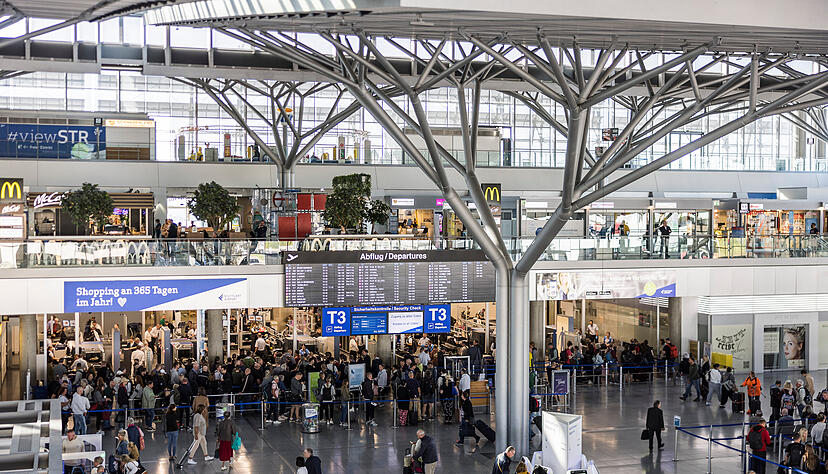 Der Terminalbereich am Flughafen in Stuttgart: Wer am Donnerstag mit der Lufthansa fliegen wollte, braucht wohl eine Alternative. Der Terminalbereich am Flughafen in Stuttgart: Wer am Donnerstag mit der Lufthansa fliegen wollte, braucht wohl eine Alternative.