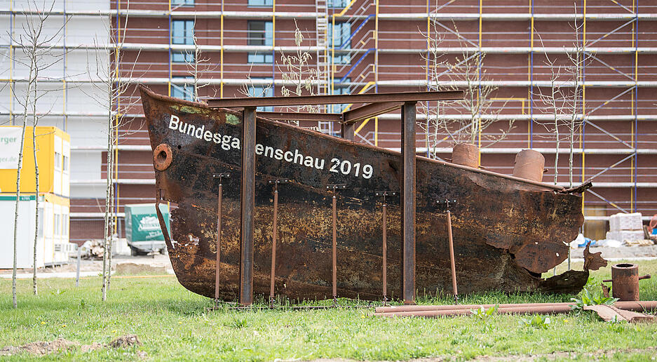 Ein Bootswrack mit der Aufschrift "Bundesgartenschau 2019" steht auf dem Gelände der Bundesgartenschau, die 2019 in Heilbronn stattfindet.