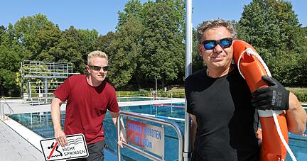 Die Saison ist für das Freibad in Weinsberg zu Ende: Bademeister Ronny Pätsch (links) und Oliver Mayer (rechts) bereiten das Bad für die Einwinterung vor und demontieren Schilder.
Fotos: Ralf Seidel