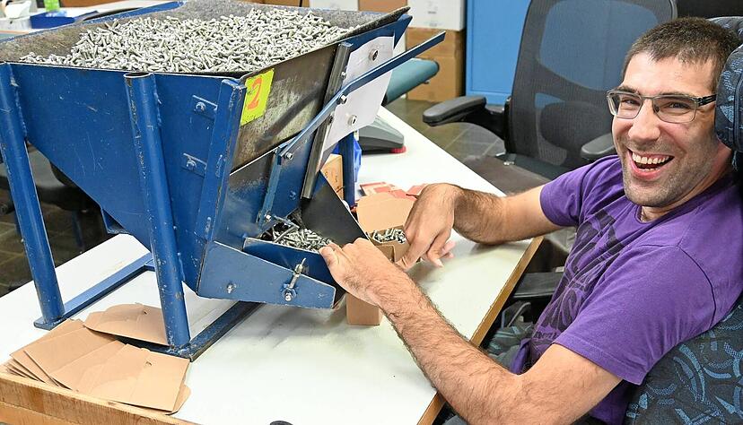 Alberto Maramar kommt jeden Tag gerne zur Arbeit in die Werkstatt, vor allem schätzt er seine Kollegen.
Fotos: Katrin Draskovits Alberto Maramar kommt jeden Tag gerne zur Arbeit in die Werkstatt, vor allem schätzt er seine Kollegen.
Fotos: Katrin Draskovits