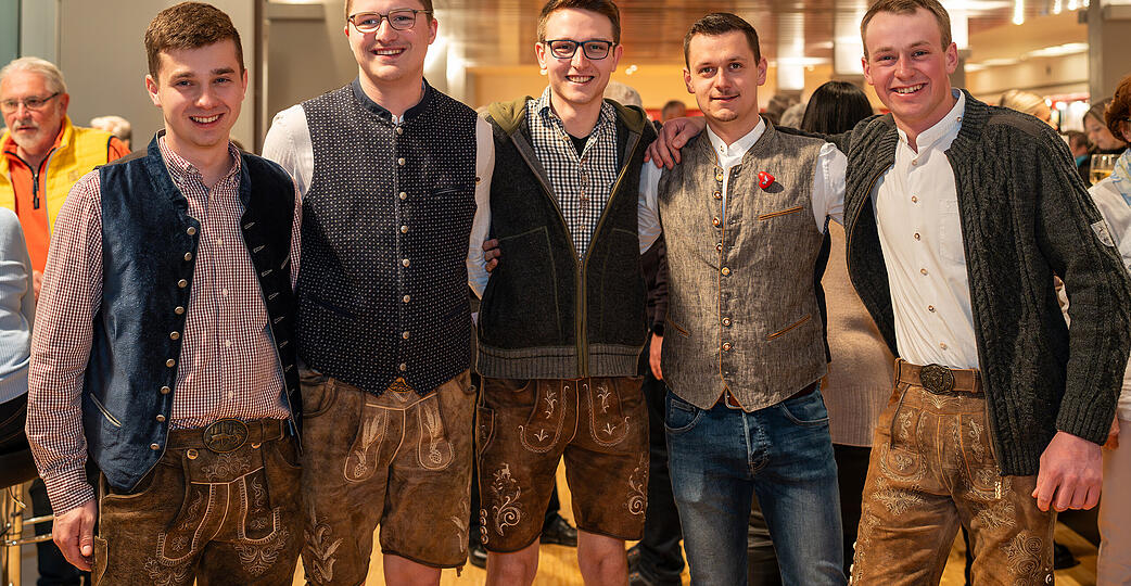 &bdquo;Wie sich das geh&ouml;rt, wenn schon, dann gescheit&ldquo; ist diese Gruppe aus der Region Bad Mergentheim in Tracht angereist. F&uuml;r die meisten der f&uuml;nf jungen M&auml;nner ist es das erste Konzert der Kastelruther Spatzen.
