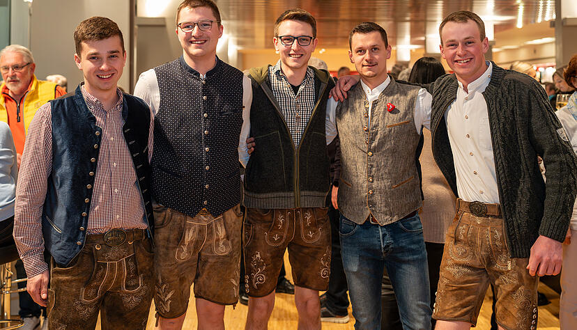 &bdquo;Wie sich das geh&ouml;rt, wenn schon, dann gescheit&ldquo; ist diese Gruppe aus der Region Bad Mergentheim in Tracht angereist. F&uuml;r die meisten der f&uuml;nf jungen M&auml;nner ist es das erste Konzert der Kastelruther Spatzen.