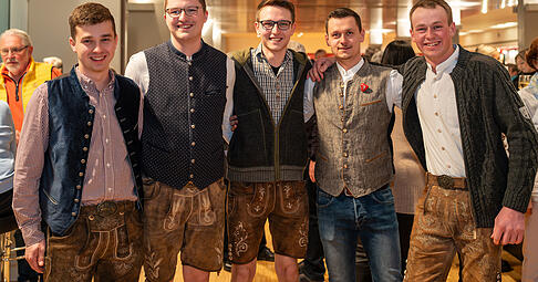 &bdquo;Wie sich das geh&ouml;rt, wenn schon, dann gescheit&ldquo; ist diese Gruppe aus der Region Bad Mergentheim in Tracht angereist. F&uuml;r die meisten der f&uuml;nf jungen M&auml;nner ist es das erste Konzert der Kastelruther Spatzen.