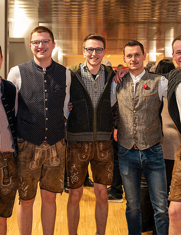 &bdquo;Wie sich das geh&ouml;rt, wenn schon, dann gescheit&ldquo; ist diese Gruppe aus der Region Bad Mergentheim in Tracht angereist. F&uuml;r die meisten der f&uuml;nf jungen M&auml;nner ist es das erste Konzert der Kastelruther Spatzen.