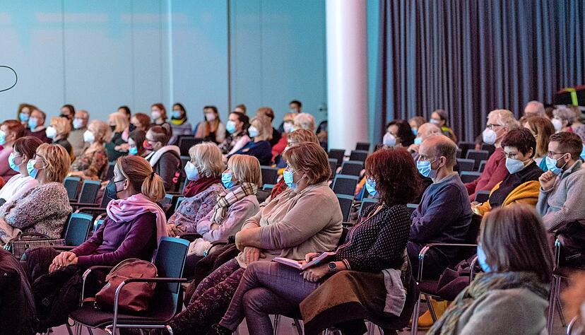 Die H&auml;lfte der Zuschauer sitzt im Saal, die anderen nehmen per Livestream teil.