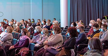 Die H&auml;lfte der Zuschauer sitzt im Saal, die anderen nehmen per Livestream teil.