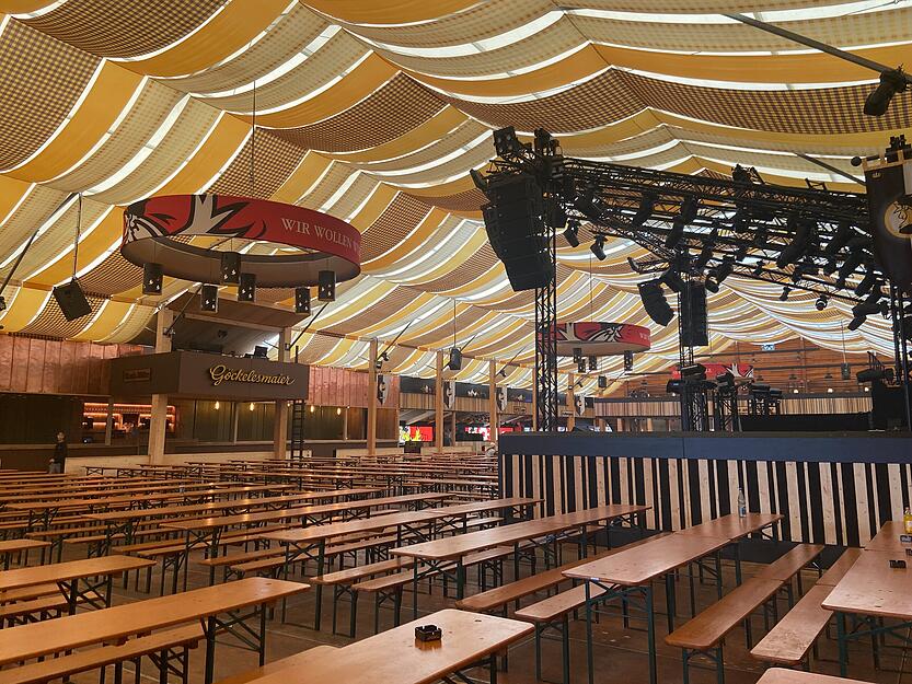 Im Göckelesmaier-Festzelt sind die Vorbereitungen so gut wie abgeschlossen. Jetzt fehlen nur noch die Besucher.