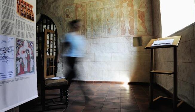 Die neue Ausstellung behandelt die Fr&uuml;hgeschichte. Die Klosterkirche als Hauptexponat ist integriert, im Hintergrund ist an der Wand ein zart gehaltenes Fresko.