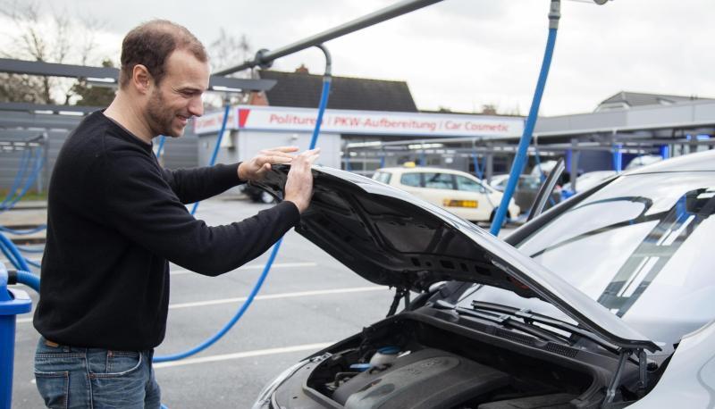 Wer die Kühlflüssigkeit in seinem Auto selbst nachfüllen möchte, sollte einige Dinge beachten. Ganz wichtig: Den Ausgleichsbehälter nie bei betriebswarmem Motor öffnen - es droht Verbrennungsgefahr!.