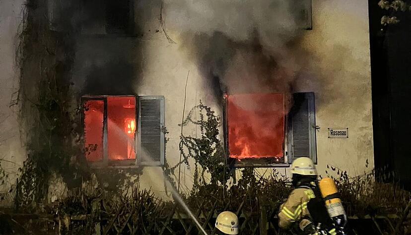 Die Feuerwehr l&ouml;scht in der Nacht auf Donnerstag ein leerstehendes Haus in Heilbronn.