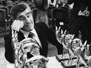 Der als bester deutscher Filmschauspieler ausgezeichnete Mario Adorf blickt 1978 verträumt auf die Reihe der ausgestellten Bambi-Trophäen, aufgenommen am Rande der Bambi-Verleihung. Der als bester deutscher Filmschauspieler ausgezeichnete Mario Adorf blickt 1978 verträumt auf die Reihe der ausgestellten Bambi-Trophäen, aufgenommen am Rande der Bambi-Verleihung.