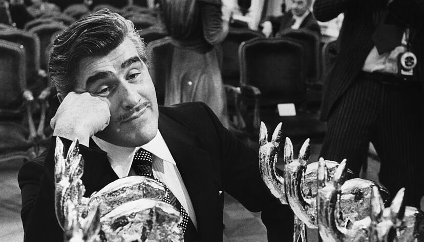 Der als bester deutscher Filmschauspieler ausgezeichnete Mario Adorf blickt 1978 vertr&auml;umt auf die Reihe der ausgestellten Bambi-Troph&auml;en, aufgenommen am Rande der Bambi-Verleihung.