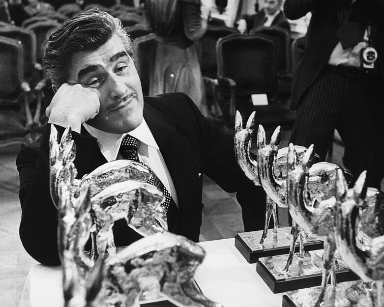 Der als bester deutscher Filmschauspieler ausgezeichnete Mario Adorf blickt 1978 vertr&auml;umt auf die Reihe der ausgestellten Bambi-Troph&auml;en, aufgenommen am Rande der Bambi-Verleihung.