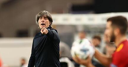 Das DFB-Präsidium berät am Freitag über die Zukunft von Bundestrainer Joachim Löw. Das DFB-Präsidium berät am Freitag über die Zukunft von Bundestrainer Joachim Löw.