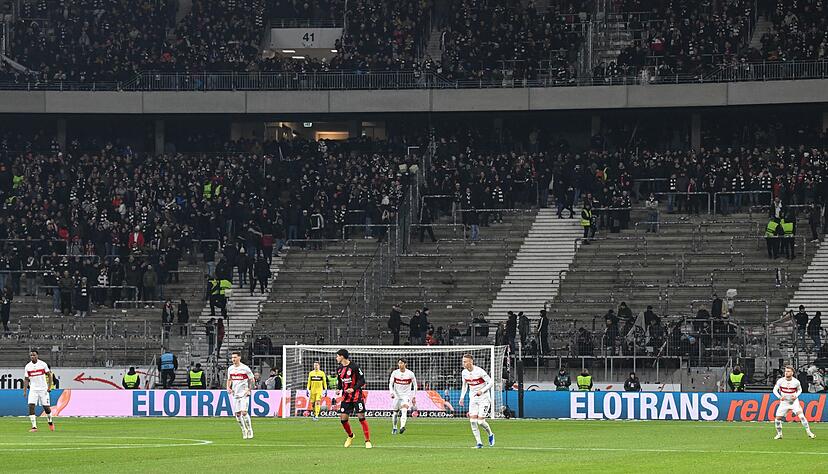 Eintracht Frankfurt ist für die Ausschreitungen im Rahmen des Bundesliga-Spiels gegen Stuttgart zu einer Geldstrafe verurteilt worden. Eintracht Frankfurt ist für die Ausschreitungen im Rahmen des Bundesliga-Spiels gegen Stuttgart zu einer Geldstrafe verurteilt worden.