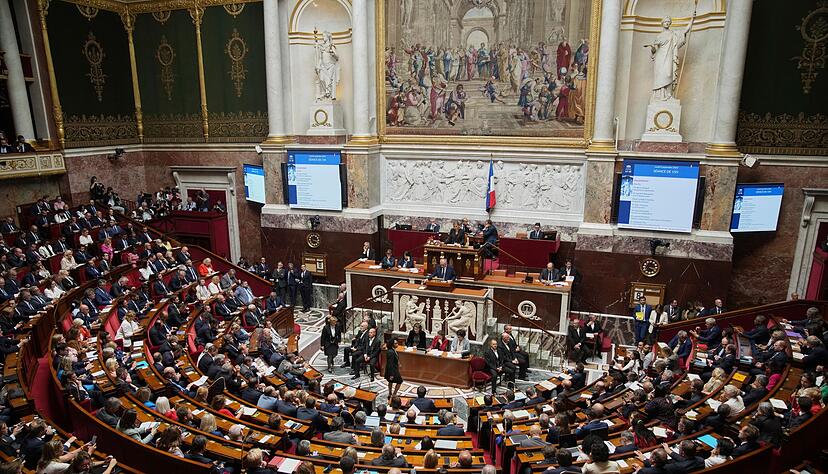 In der französischen Nationalversammlung gibt es keine klaren Mehrheitsverhältnisse. In der französischen Nationalversammlung gibt es keine klaren Mehrheitsverhältnisse.